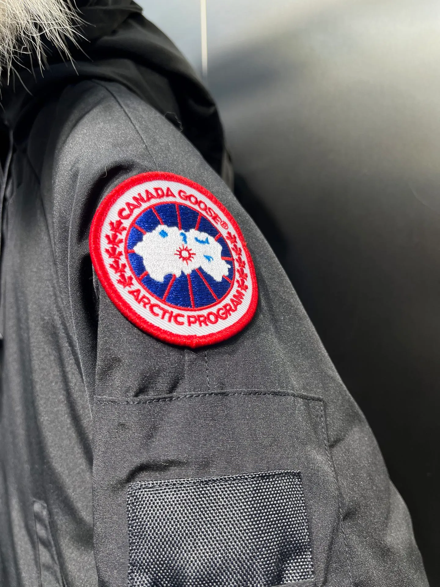 P780 CANADA GOOES 02 model (black) Chilliwa bomber jacket 02 model, chosen by Arctic and Antarctic scientific expedition teams as cold-proof equipment, the Rolls-Royce of down jackets. ➖ Industry-leading anti-counterfeiting chip sensing. ➖ Imported Behringer embroidery machines and customized embroidery labels, the highest level and industry leading. ➖ Imported Korean 21-count polyester-cotton blended original fabric, TC85 waterproof coated fabric, water-repellent, windproof and wear-resistant. ➖ The new national standard 80 white duck down is filled with an average of 520 grams of down. The amount of down filled is industry-leading. ➖ 100% nylon lon lining with double double-layer sealing design to prevent velvet running, seamless thread design on cuffs! ➖ Western Canadian Green Wolf Collar. ➖ Yoshida YKK provides original factory-customized electroplated sliders. YKK two-way lockable zippers are tight and smooth and do not peel off paint. ➖ 3M composite Velcro is durable and the accessories and hardware are all custom-made. Note: Our copywriting is only simple and clear. Instead of bragging about the copywriting, it is better to compare and understand with samples. Only for the purest, most focused, most professional, highest quality, and highest sex!  size：xs-xl
